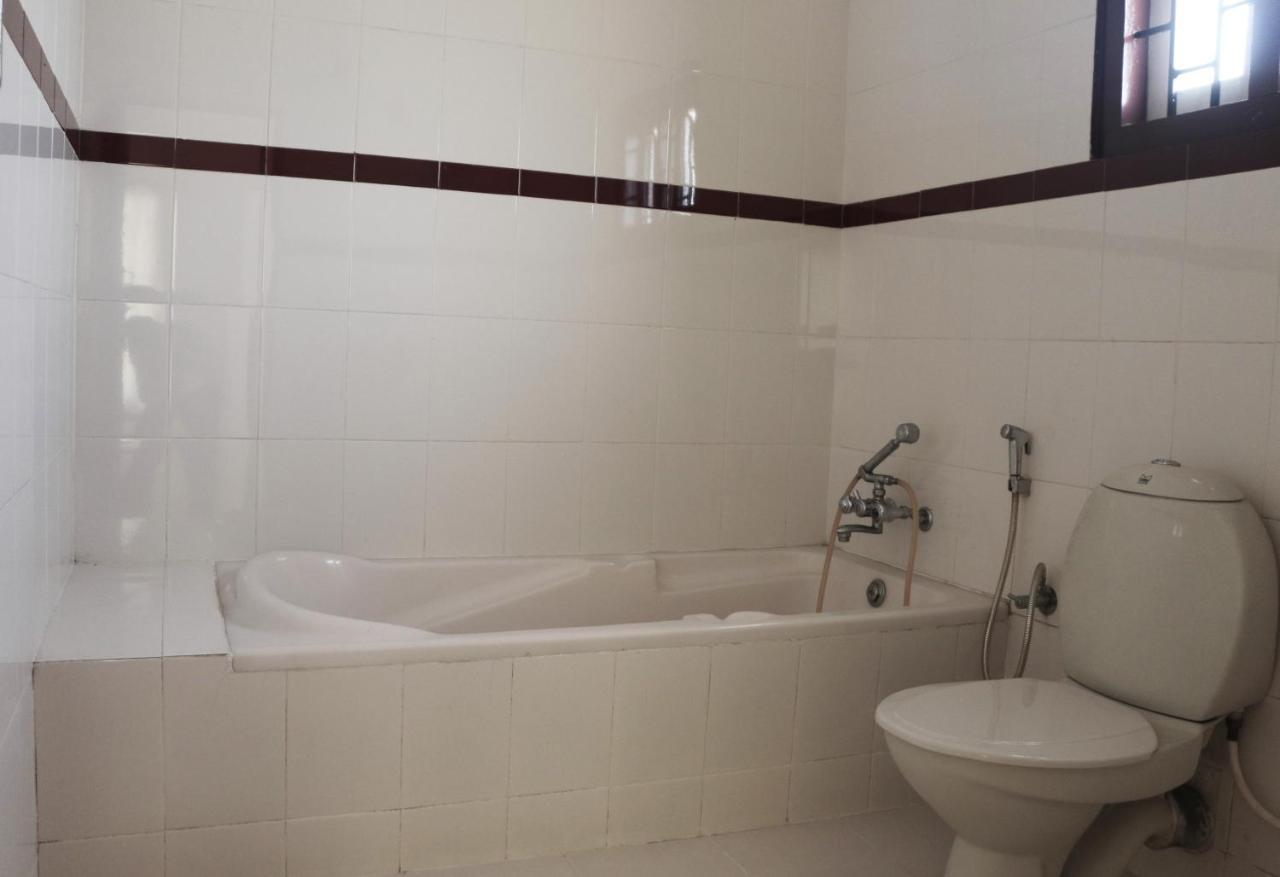 East Coast Hotel Thiruvananthapuram Buitenkant foto